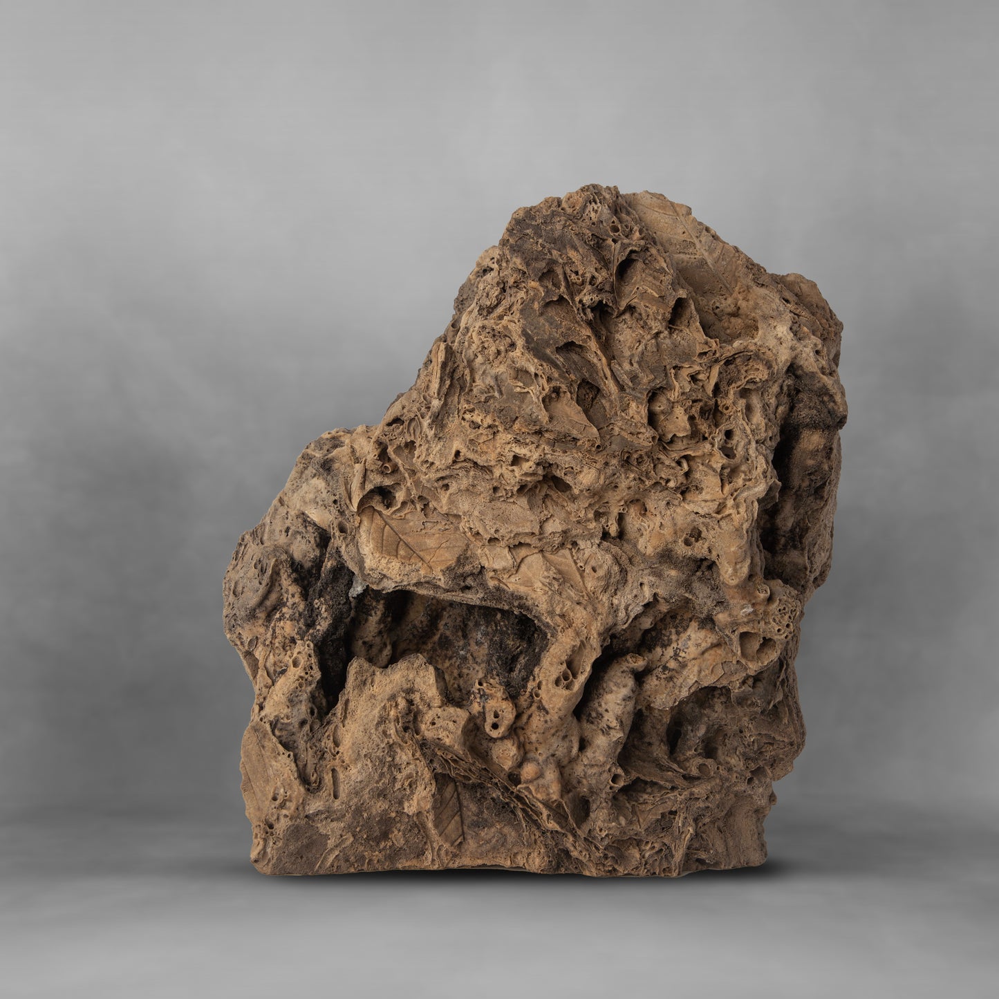 Attractive natural sculpture design in a decorative onyx rock